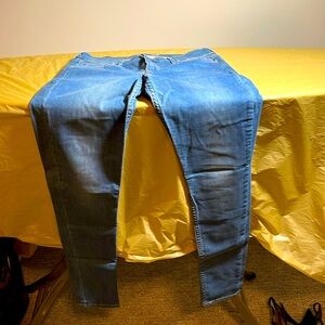 Like new Levi Super Skinny Jean